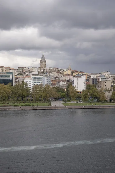 Golden Horn, istanbul, Türkiye. Sonbahar mevsiminde Golden Horn metro köprüsünün manzarası ve gezginler ve turistler için bulutlu bir gün..
