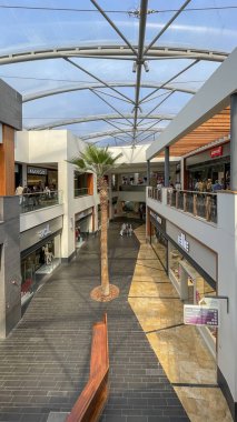 Bayrampasa, İstanbul, Türkiye. 25.2022.istanbul 'un alışveriş merkezleri. Mağazaları ve ziyaretçileriyle Bayrampasa Forum Alışveriş Merkezi 'nden iç görünüm.