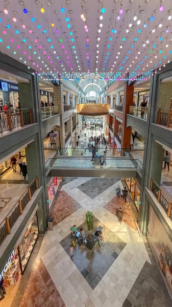 土耳其伊斯坦布尔Bayrampasa的购物中心 2022年9月25日 Bayrampasa Forum购物中心及其商店和游客的内部视图 — 图库照片