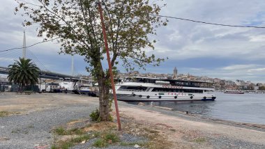 Türkiye 'den İstanbul' a. 26 Haziran 2022. Rüya şehri, İstanbul. İstanbul 'un tanıtımı ve turizm amaçlı eski şehir görselleriyle, tarihi yapıları ve Altın Boynuz Haliç ile kentin güzellikleriyle şehir manzarası.