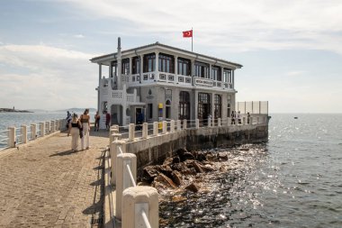 Moda, istanbul, Türkiye. 29,2022. Moda Rıhtımı 'ndan genel görüş. 100 yıl önce mimar Vedat Tek tarafından inşa edilen tarihi Moda İskelesi Kadiköy sembollerinden biri..