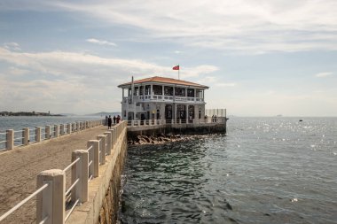 Moda, istanbul, Türkiye. 29,2022. Moda Rıhtımı 'ndan genel görüş. 100 yıl önce mimar Vedat Tek tarafından inşa edilen tarihi Moda İskelesi Kadiköy sembollerinden biri..
