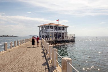 Moda, istanbul, Türkiye. 29,2022. Moda Rıhtımı 'ndan genel görüş. 100 yıl önce mimar Vedat Tek tarafından inşa edilen tarihi Moda İskelesi Kadiköy sembollerinden biri..