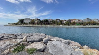 Kadıköy, İstanbul, Türkiye. 29.2022. Kurbagalidere deresi ve İstanbul 'un Kadiköy ilçesindeki sahil şeridi manzarası.