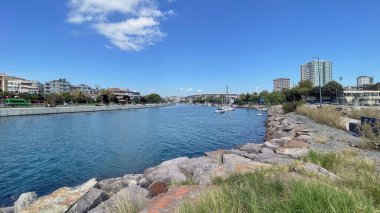 Kadıköy, İstanbul, Türkiye. 29.2022. Kurbagalidere deresi ve İstanbul 'un Kadiköy ilçesindeki sahil şeridi manzarası.