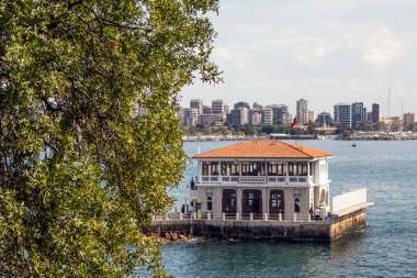 Moda, istanbul, Türkiye. 29,2022. Moda Rıhtımı 'ndan genel görüş. 100 yıl önce mimar Vedat Tek tarafından inşa edilen tarihi Moda İskelesi Kadiköy sembollerinden biri..