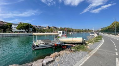 Kadıköy, İstanbul, Türkiye. 29.2022. Kurbagalidere deresi ve İstanbul 'un Kadiköy ilçesindeki sahil şeridi manzarası.