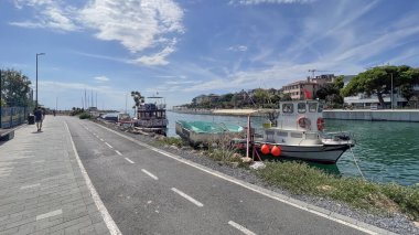 Kadıköy, İstanbul, Türkiye. 29.2022. Kurbagalidere deresi ve İstanbul 'un Kadiköy ilçesindeki sahil şeridi manzarası.