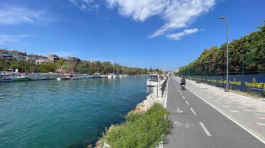 Kadıköy, İstanbul, Türkiye. 29.2022. Kurbagalidere deresi ve İstanbul 'un Kadiköy ilçesindeki sahil şeridi manzarası.