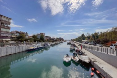 Kadıköy, İstanbul, Türkiye. 29.2022. Kurbagalidere deresi ve İstanbul 'un Kadiköy ilçesindeki sahil şeridi manzarası.