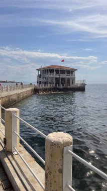 Moda, istanbul, Türkiye. 29,2022. Moda Rıhtımı 'ndan genel görüş. 100 yıl önce mimar Vedat Tek tarafından inşa edilen tarihi Moda İskelesi Kadiköy sembollerinden biri..