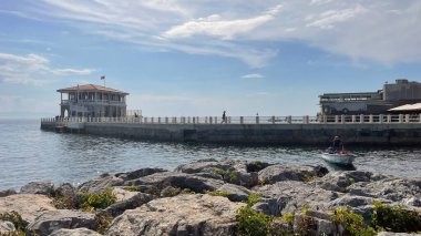 Moda, istanbul, Türkiye. 29,2022. Moda Rıhtımı 'ndan genel görüş. 100 yıl önce mimar Vedat Tek tarafından inşa edilen tarihi Moda İskelesi Kadiköy sembollerinden biri..