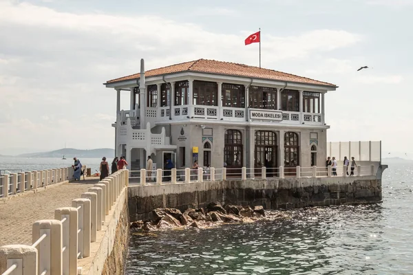 Moda, istanbul, Türkiye. 29,2022. Moda Rıhtımı 'ndan genel görüş. 100 yıl önce mimar Vedat Tek tarafından inşa edilen tarihi Moda İskelesi Kadiköy sembollerinden biri..