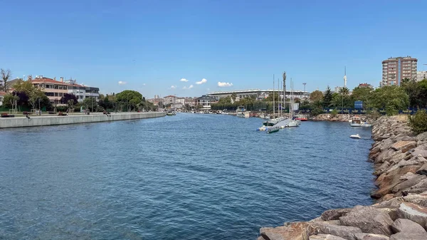 Kadıköy, İstanbul, Türkiye. 29.2022. Kurbagalidere deresi ve İstanbul 'un Kadiköy ilçesindeki sahil şeridi manzarası.