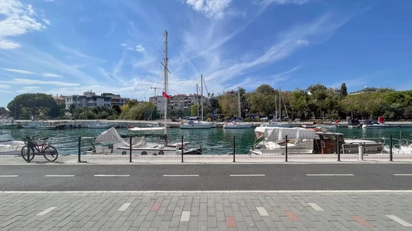 Kadikoy Istanbul Turquía Septiembre 2022 Vista Desde Arroyo Kurbagalidere Costa —  Fotos de Stock