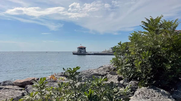 Moda, istanbul, Türkiye. 29,2022. Moda Rıhtımı 'ndan genel görüş. 100 yıl önce mimar Vedat Tek tarafından inşa edilen tarihi Moda İskelesi Kadiköy sembollerinden biri..