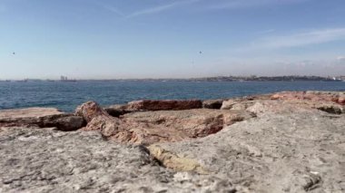 İstanbul, Türkiye. 29 bin 2022. Boğaz ve İstanbul 'un Asya yakası Kadıköy' den Avrupa 'ya bakış.