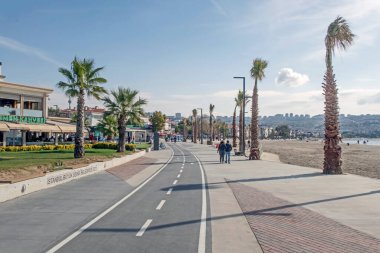 Buyukcekmece, istanbul, Türkiye. 9 Ekim 2022. Marmara Denizi manzarası ve İstanbul 'un bir banliyösü olan Buyukcekmece' nin kıyı şeridinden gelen turistik tesisler, sonbahar sezonundaki ziyaretçileriyle birlikte..