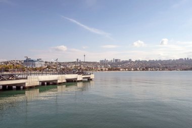 Buyukcekmece, istanbul, Türkiye. 9 Ekim 2022. Marmara Denizi manzarası ve İstanbul 'un bir banliyösü olan Buyukcekmece' nin kıyı şeridinden gelen turistik tesisler, sonbahar sezonundaki ziyaretçileriyle birlikte..
