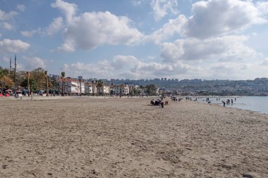 Buyukcekmece, istanbul, Türkiye. 9 Ekim 2022. Marmara Denizi manzarası ve İstanbul 'un bir banliyösü olan Buyukcekmece' nin kıyı şeridinden gelen turistik tesisler, sonbahar sezonundaki ziyaretçileriyle birlikte..