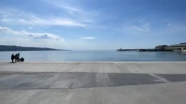 Buyukcekmece, istanbul, Türkiye. 9 Ekim 2022. Marmara Denizi manzarası ve İstanbul 'un bir banliyösü olan Buyukcekmece' nin kıyı şeridinden gelen turistik tesisler, sonbahar sezonundaki ziyaretçileriyle birlikte..