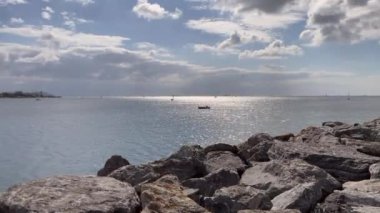 Moda, istanbul, Türkiye. 18 Ekim 2022 Sonbahar sezonu Marmara deniz manzarası İstanbul Kadıköy 'deki Moda plajından