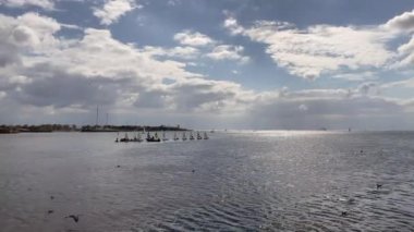 Moda, istanbul, Türkiye. 18 Ekim 2022 Sonbahar sezonu Marmara deniz manzarası İstanbul Kadıköy 'deki Moda plajından