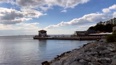 İstanbul, Türkiye. 16 Ekim 2022 Marmara Denizi ve Moda İskelesi manzarası, İstanbul 'un Kadiköy ilçesinin Moda kıyısından sonbaharda