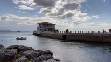 İstanbul, Türkiye. 16 Ekim 2022 Marmara Denizi ve Moda İskelesi manzarası, İstanbul 'un Kadiköy ilçesinin Moda kıyısından sonbaharda