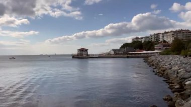 İstanbul, Türkiye. 16 Ekim 2022 Marmara Denizi ve Moda İskelesi manzarası, İstanbul 'un Kadiköy ilçesinin Moda kıyısından sonbaharda