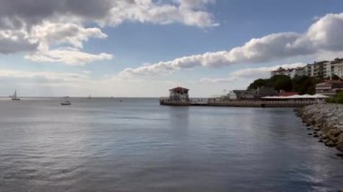 İstanbul, Türkiye. 16 Ekim 2022 Marmara Denizi ve Moda İskelesi manzarası, İstanbul 'un Kadiköy ilçesinin Moda kıyısından sonbaharda