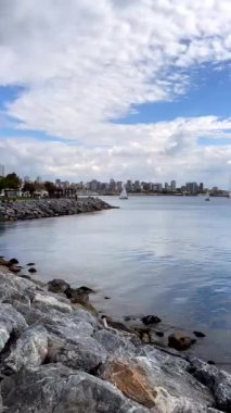 İstanbul, Türkiye. 16 Ekim 2022 Marmara Denizi ve Moda İskelesi manzarası, İstanbul 'un Kadiköy ilçesinin Moda kıyısından sonbaharda