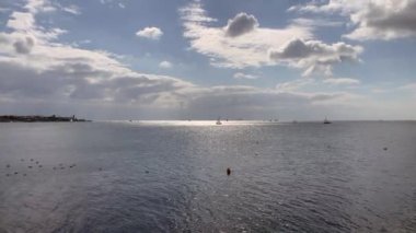 Moda, istanbul, Türkiye. 18 Ekim 2022 Sonbahar sezonu Marmara deniz manzarası İstanbul Kadıköy 'deki Moda plajından