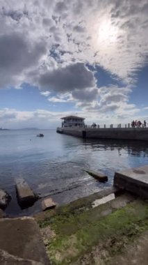 İstanbul, Türkiye. 16 Ekim 2022 Marmara Denizi ve Moda İskelesi manzarası, İstanbul 'un Kadiköy ilçesinin Moda kıyısından sonbaharda