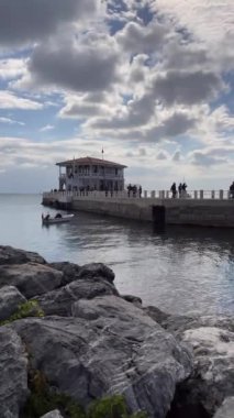 İstanbul, Türkiye. 16 Ekim 2022 Marmara Denizi ve Moda İskelesi manzarası, İstanbul 'un Kadiköy ilçesinin Moda kıyısından sonbaharda