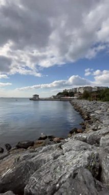 İstanbul, Türkiye. 16 Ekim 2022 Marmara Denizi ve Moda İskelesi manzarası, İstanbul 'un Kadiköy ilçesinin Moda kıyısından sonbaharda
