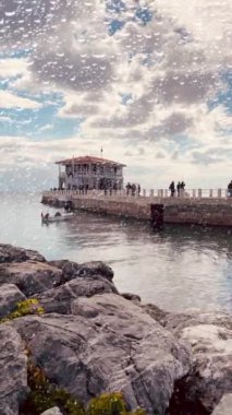 İstanbul, Türkiye. 16 Ekim 2022 Marmara Denizi ve Moda İskelesi manzarası, İstanbul 'un Kadiköy ilçesinin Moda kıyısından sonbaharda