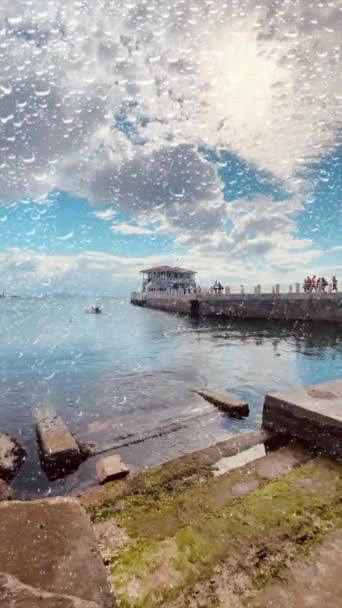 トルコのイスタンブール 2022年10月16日秋のイスタンブールのカディコイ地区のモダ海岸からのマルマラ海とモダ桟橋の眺め — ストック動画