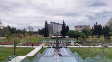 Zeytinburnu, İstanbul, Türkiye. Zeytinburnu 'nun yeşil doğası ve modern mimarisi ile Zeytinburnu ilçesindeki Zeytinburnu halk parkının dış görünüşü.
