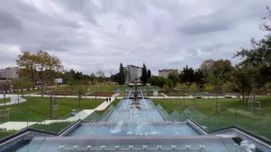 Zeytinburnu, İstanbul, Türkiye. Zeytinburnu 'nun yeşil doğası ve modern mimarisi ile Zeytinburnu ilçesindeki Zeytinburnu halk parkının dış görünüşü.