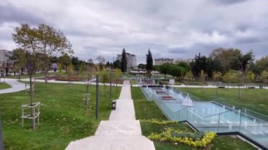 Zeytinburnu, İstanbul, Türkiye. Zeytinburnu 'nun yeşil doğası ve modern mimarisi ile Zeytinburnu ilçesindeki Zeytinburnu halk parkının dış görünüşü.