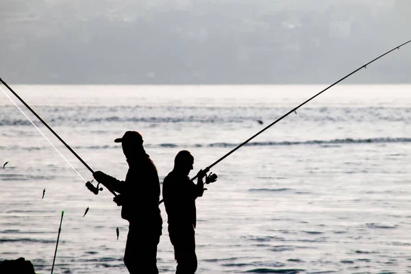 Silueta Pescadores Aficionados Orilla Del Mar — Foto de Stock