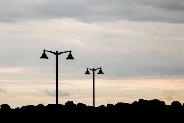 崖の上の街路灯のシルエット — ストック写真