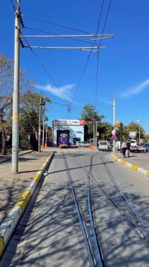 Kadıköy, İstanbul, Türkiye. İstanbul 'un Kadiköy ilçesinde ulaşım için nostaljik tramvay