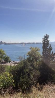 Moda, İstanbul, Türkiye. 22 Ekim 2022 Moda plajından Marmara Deniz Manzarası İstanbul, Türkiye 'de sıcak bir hafta sonu tatili sonrası