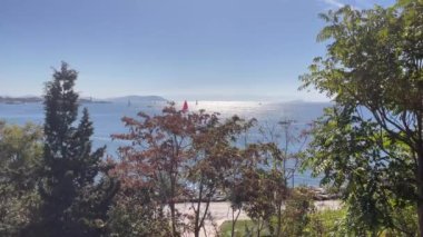 Moda, İstanbul, Türkiye. 22 Ekim 2022 Moda plajından Marmara Deniz Manzarası İstanbul, Türkiye 'de sıcak bir hafta sonu tatili sonrası