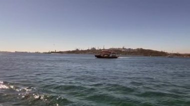 Boğaz, İstanbul, Türkiye. 22 Ekim 2022 İstanbul ve İstanbul şehir sınırından turistler ve gezginler için feribot görüntüsü.
