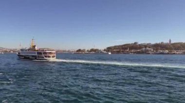 Boğaz, İstanbul, Türkiye. 22 Ekim 2022 İstanbul ve İstanbul şehir sınırından turistler ve gezginler için feribot görüntüsü.