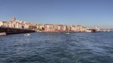 Boğaz, İstanbul, Türkiye. 22 Ekim 2022 İstanbul ve İstanbul şehir sınırından turistler ve gezginler için feribot görüntüsü.