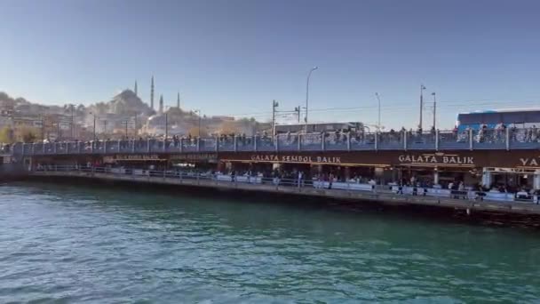 ボスポラス イスタンブール トルコ 2022年10月22日観光客や旅行者のための都市線フェリーからのボスポラスとイスタンブールの景色 — ストック動画